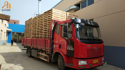 某物流公司倉(cāng)庫(kù)叉車木托盤(pán)